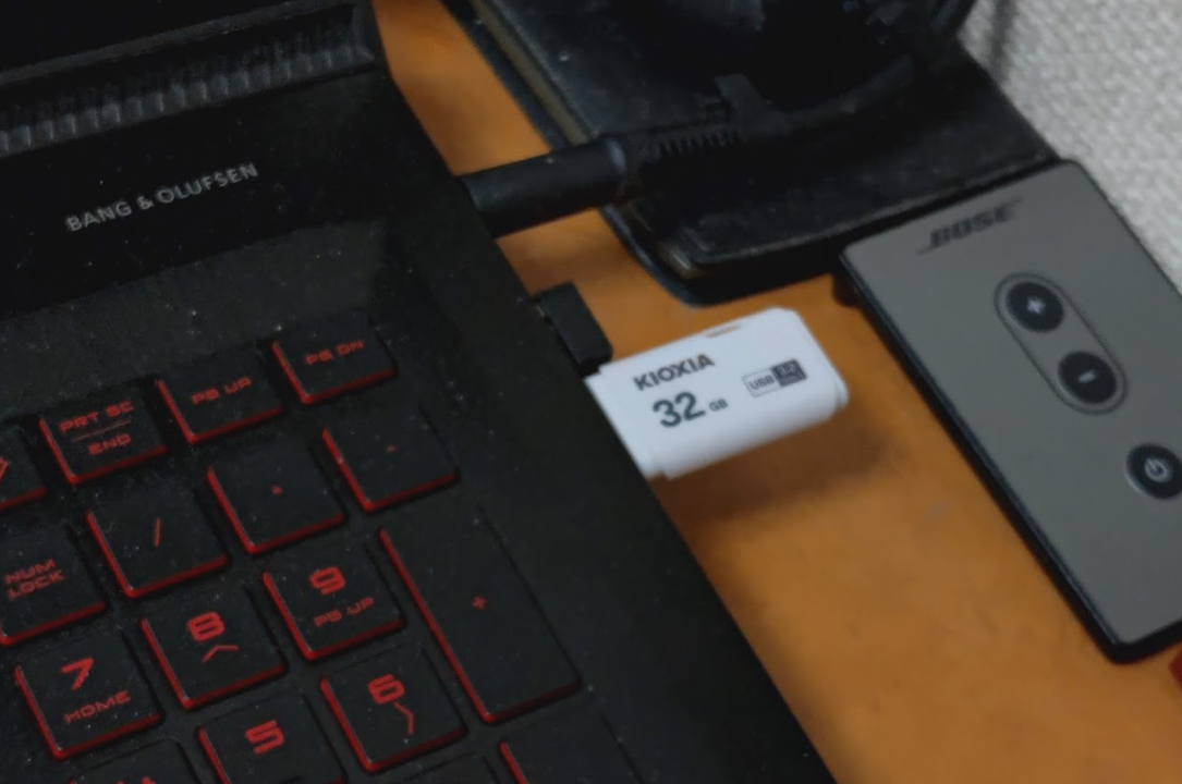 USBメモリー(Zorin OSインストール用)をPCにセットする